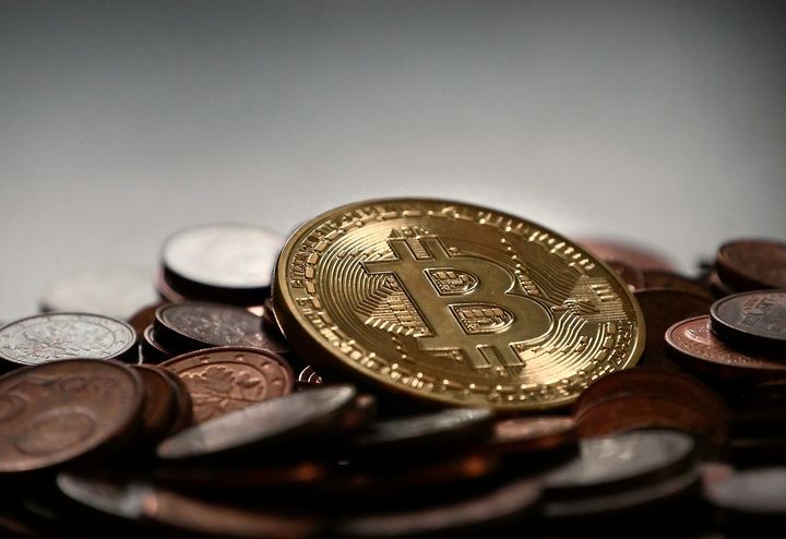 Ubodzy wierzą w Bitcoina? Na temat kryptowalut wiedzą więcej niż bogaci